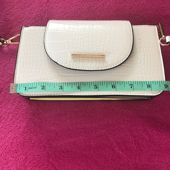 White alligator inspired evening bag - Picture 5 of 6